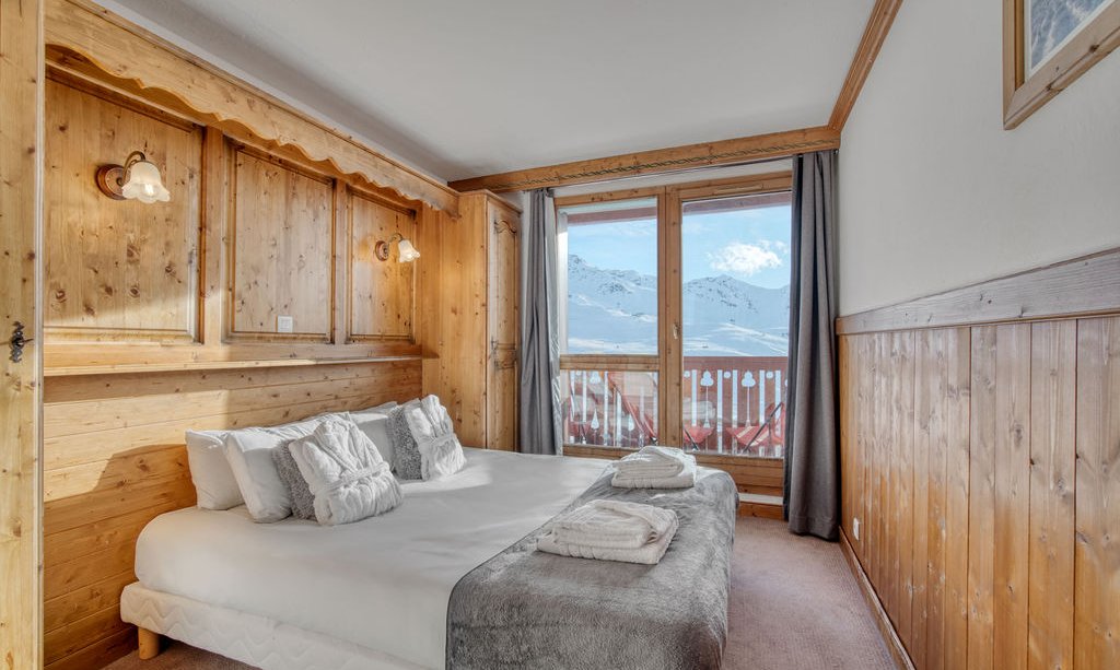 A Double bedroom in Catered Chalet Bonhomme in Val Thorens