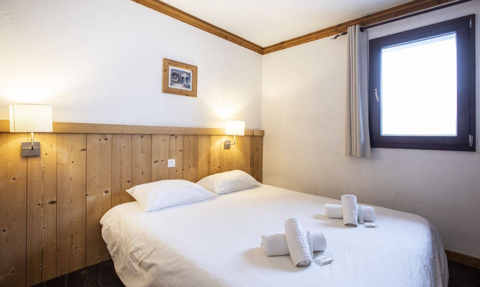 A Double bedroom in the Chalet des Neiges Hermine apartments in Val Thorens