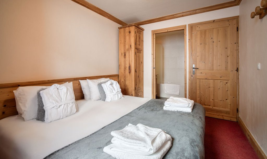 A Double bedroom in Catered Chalet Sabot Val in Thorens