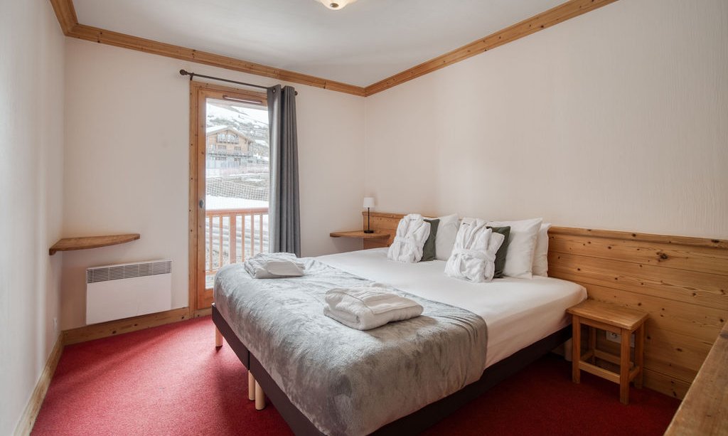 A Double bedroom in Catered Chalet Sabot Penthouse in Val Thorens
