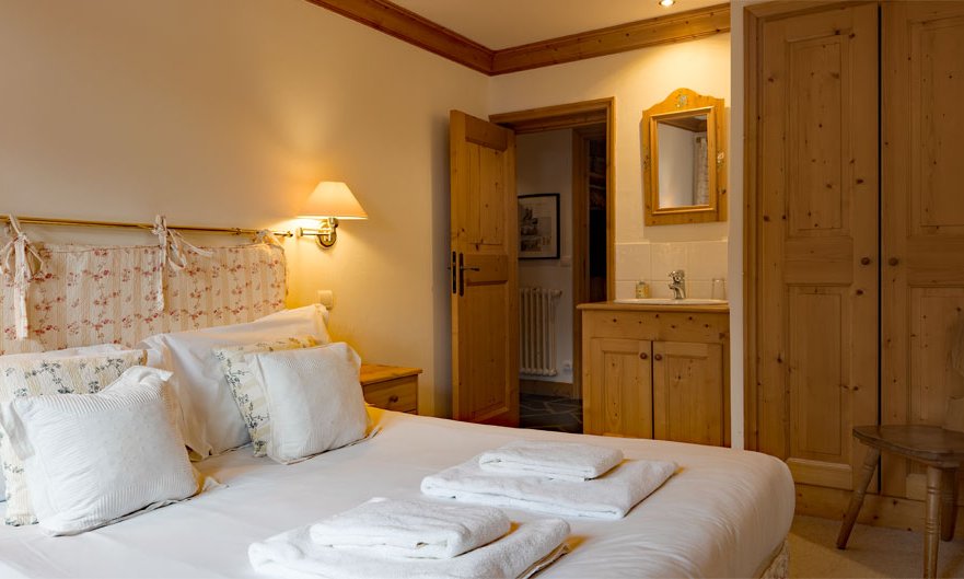 The Double bedroom in Chalet Blanche Neige in Meribel Centre