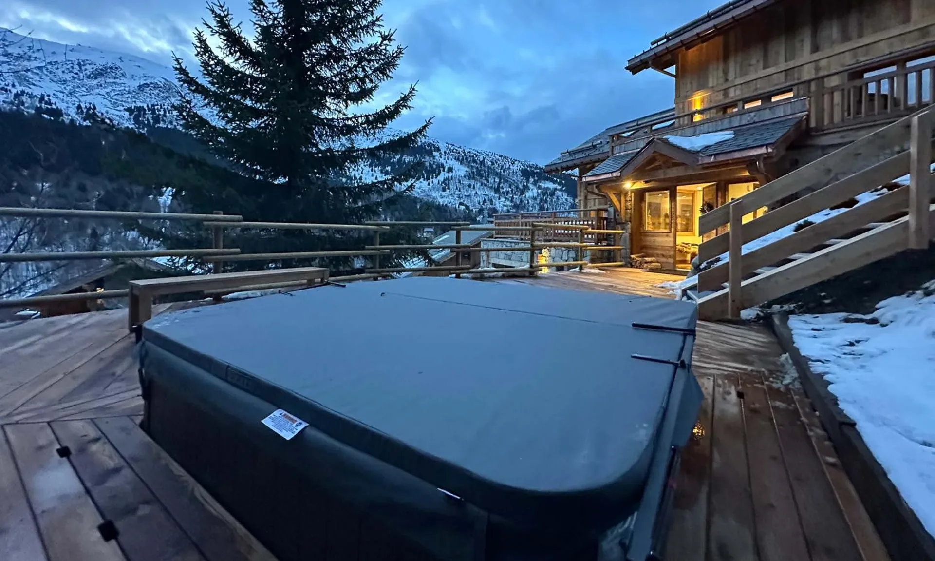 The outdoor Hot Tub at Chalet Etoile des Neiges Meribel
