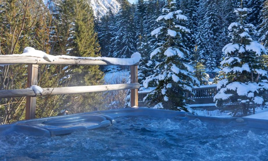 The outdoor hot tub at Chalet Rikiki in Courchevel Moriond