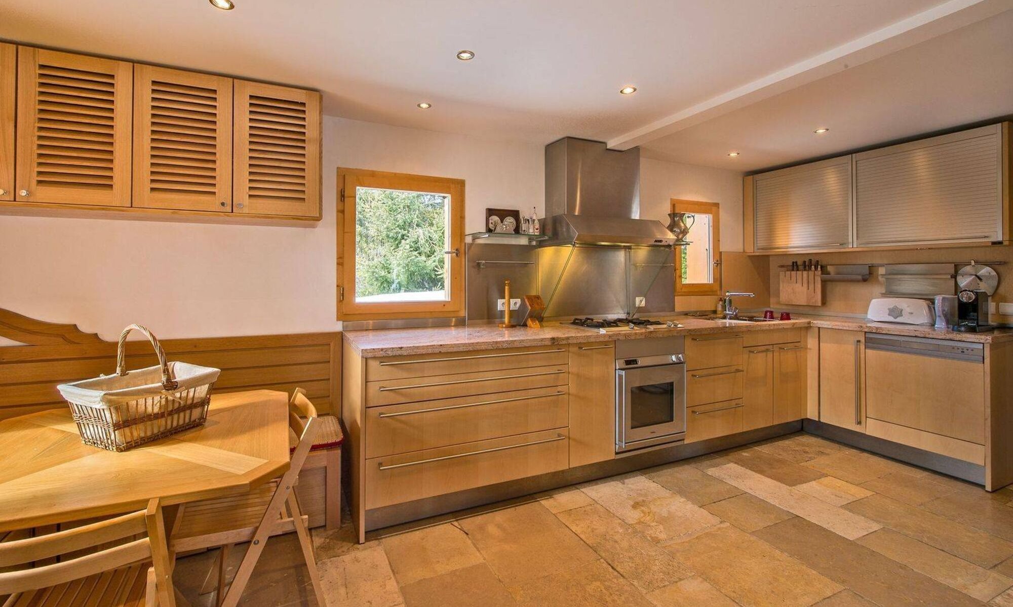 The fully equipped kitchen in Chalet Eric Meribel Centre