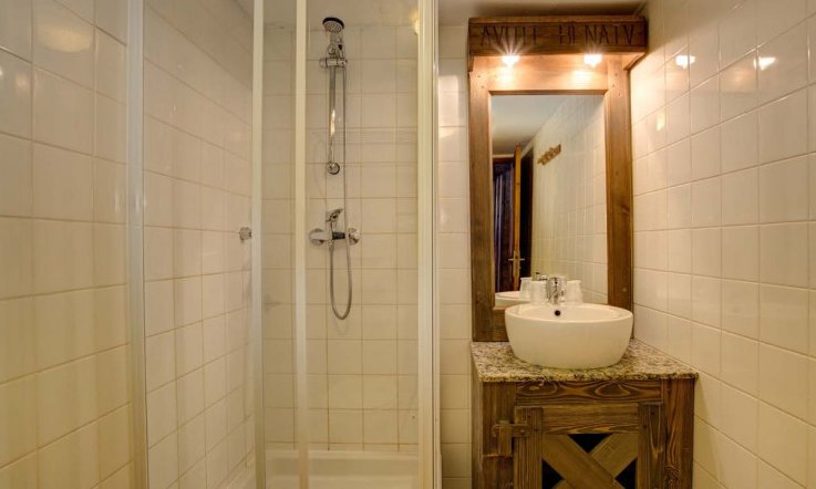 Chalet Libra Bathroom with Shower