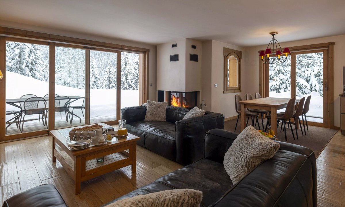 The spacious and comfortable living and dining area in Chalet L'Eterlou Courchevel