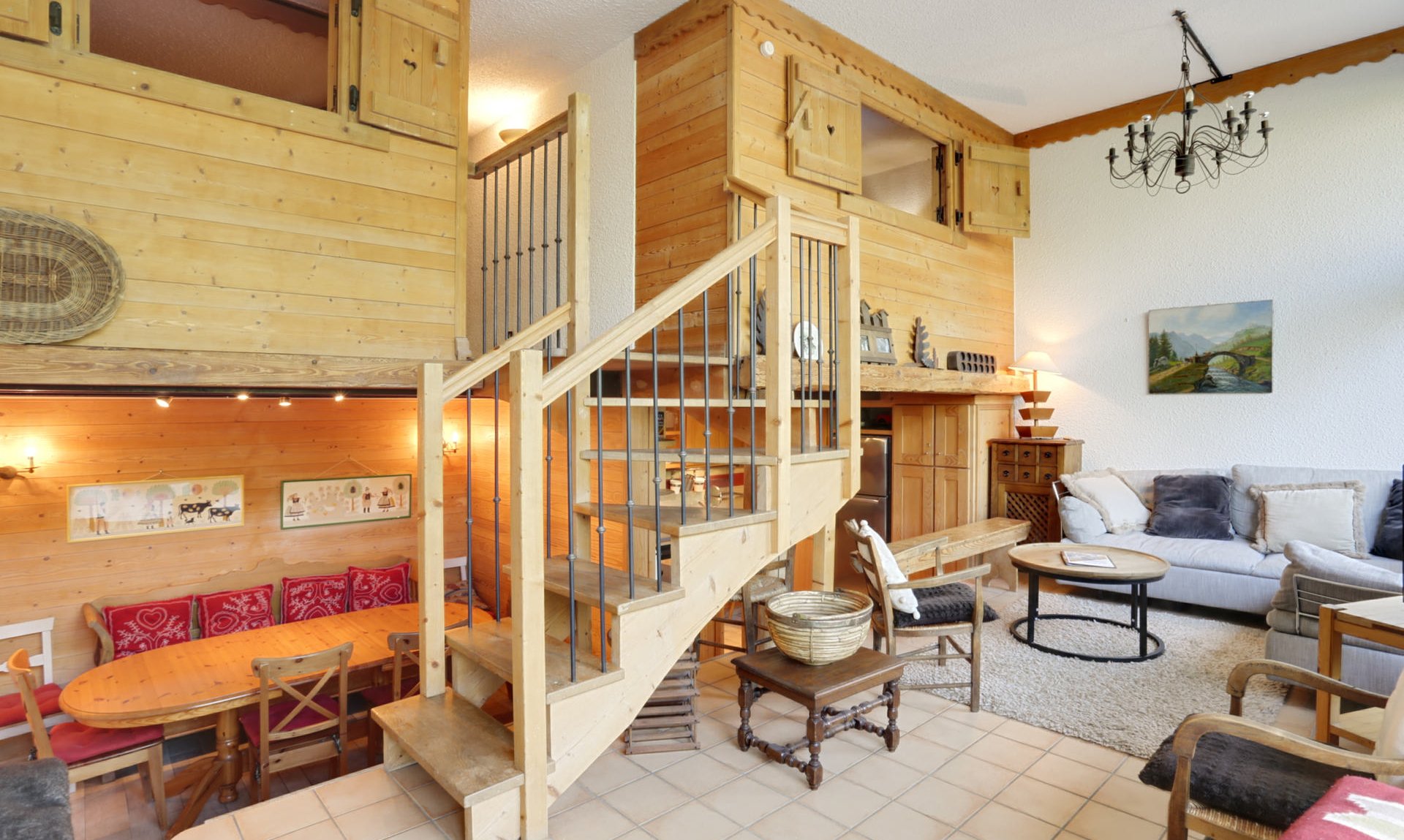The living and dining areas in Apartment Petaru in Meribel Centre