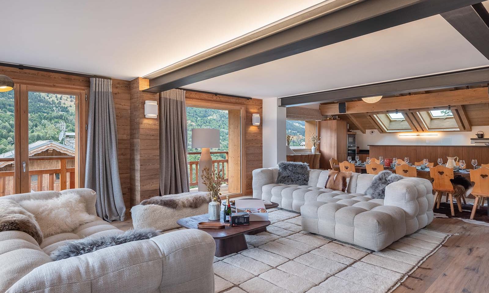 The Living and dining areas in Chalet Etoile des Neiges Meribel
