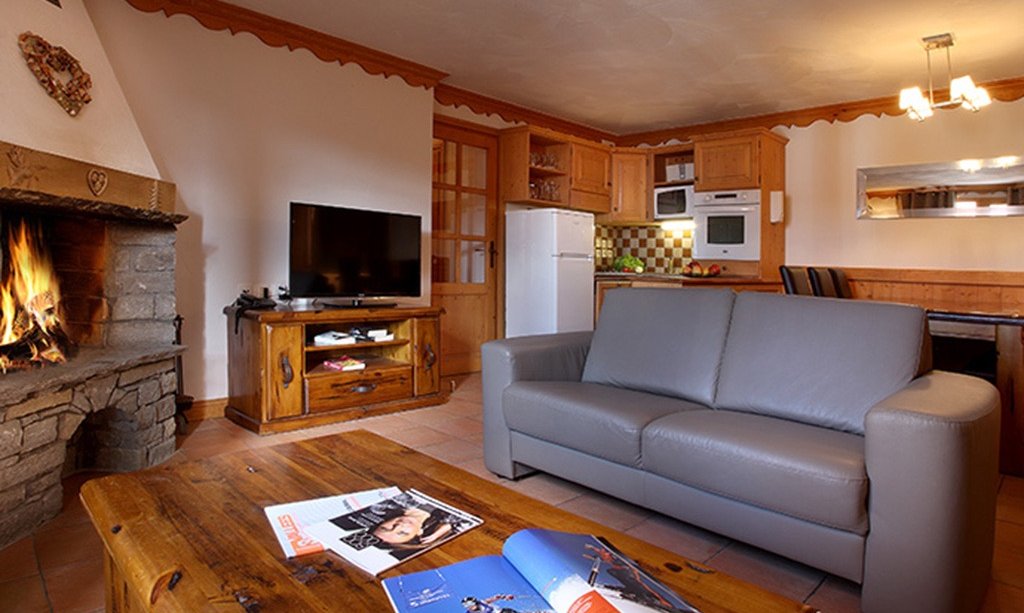 The Living area with fireplace inChalet des Neiges Plein Sud apartment in Val Thorens