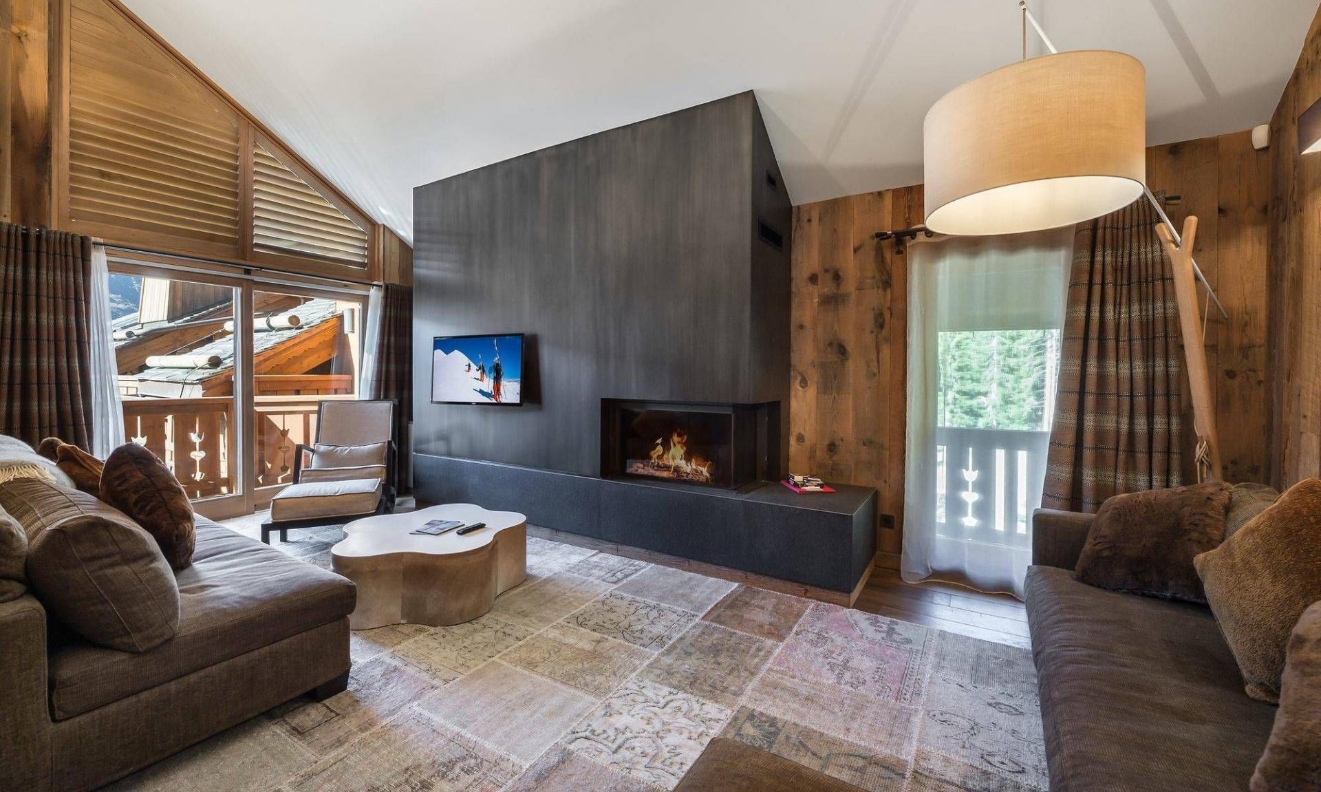 The Living room with fireplace in Apartment Aspen Park 61 Meribel