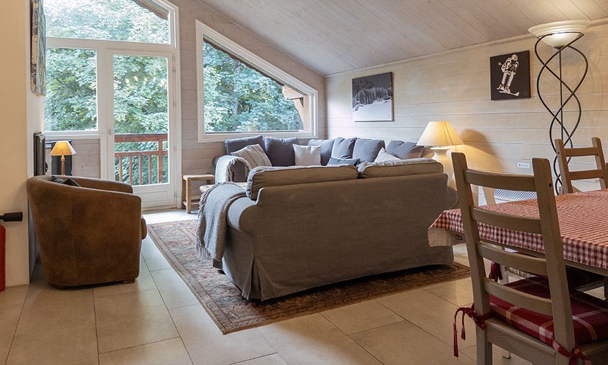 The Living area with balcony & wonderful views in Apartment Dou du Pont in Meribel Centre