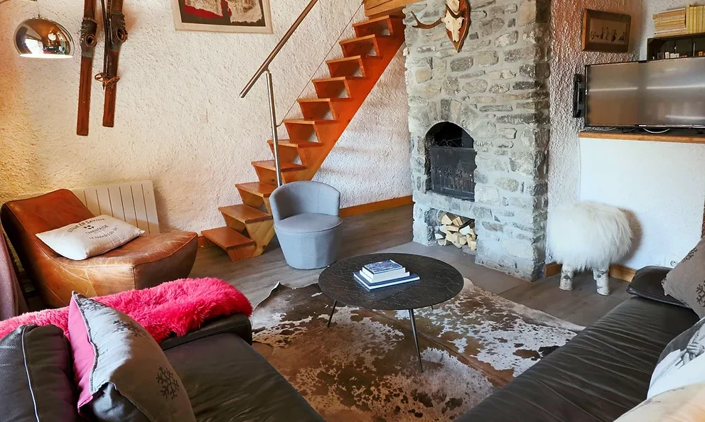 The living room with fireplace in Chalet La Combe Meribel