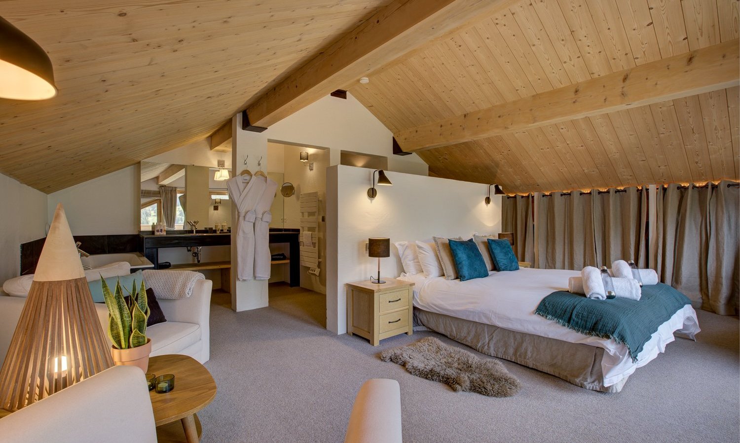 The Master bedroom in Chalet La Chouette Meribel