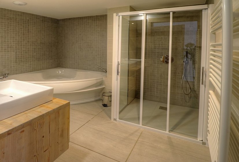 Chalet La Petite Chapelle Bathroom