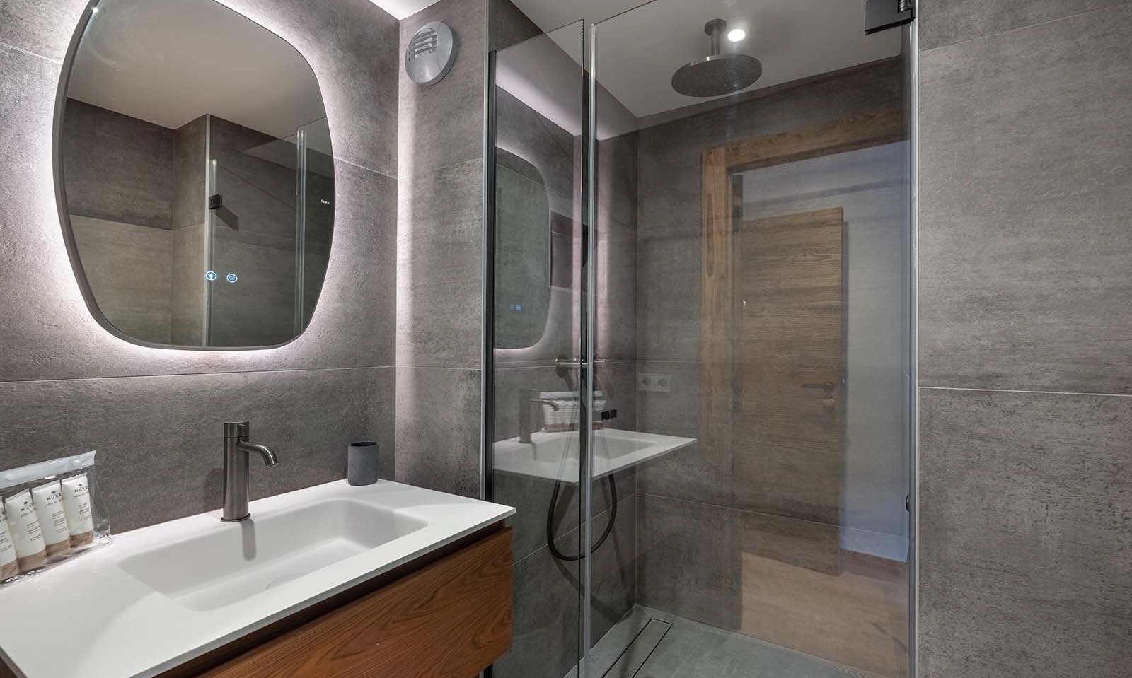A shower room in Chalet Etoile des Neiges Meribel