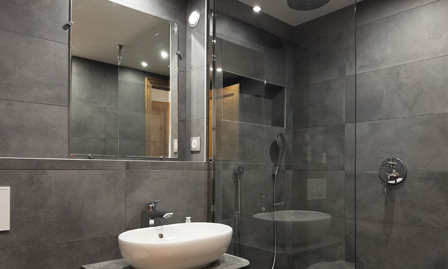 The ensuite shower room in Apartment Grand Meribel Centre