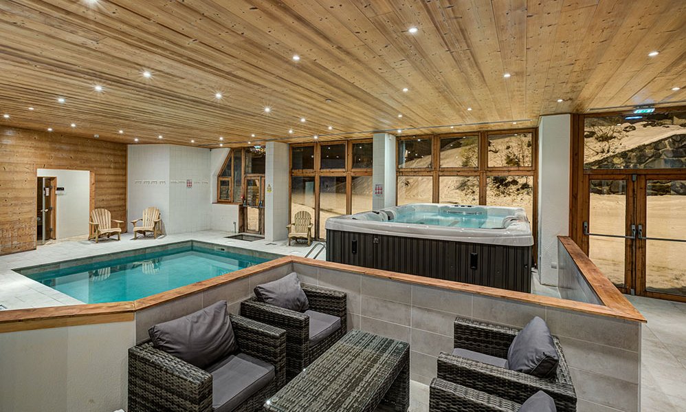 The Spa area with pool and Jacuzzi at Hotel Le Montana in La Tania