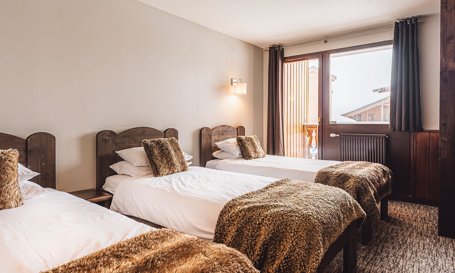 The large twin bedroom with an extra bed in Chalet Capricorne in Val Thorens