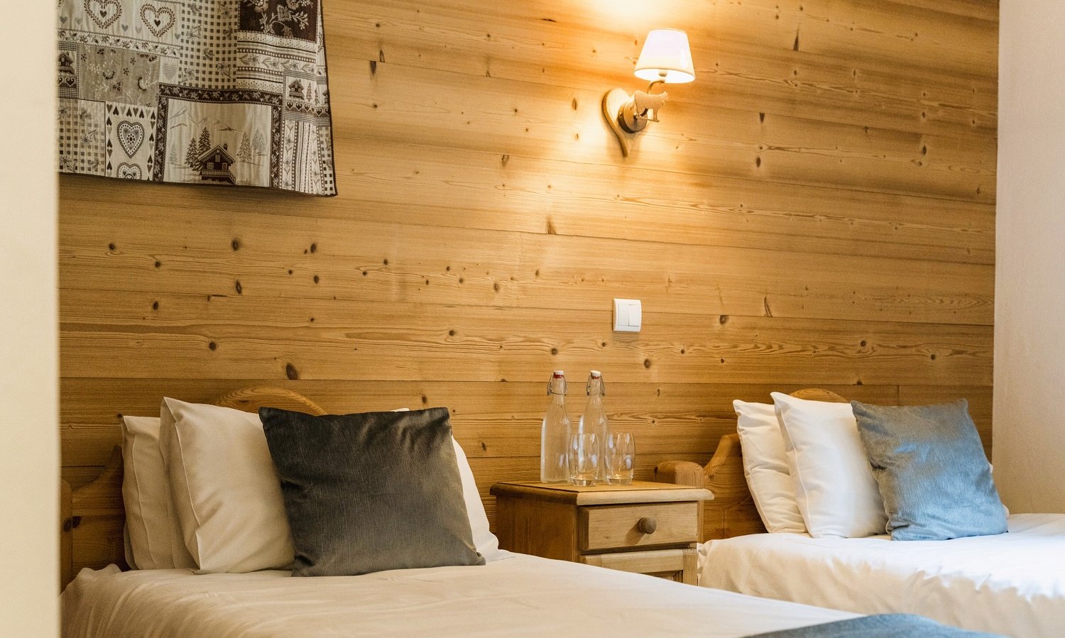 Twin bedroom in Chalet Meru Meribel