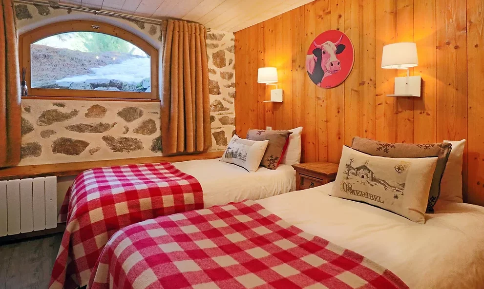 Twin bedroom in Chalet La Combe Meribel