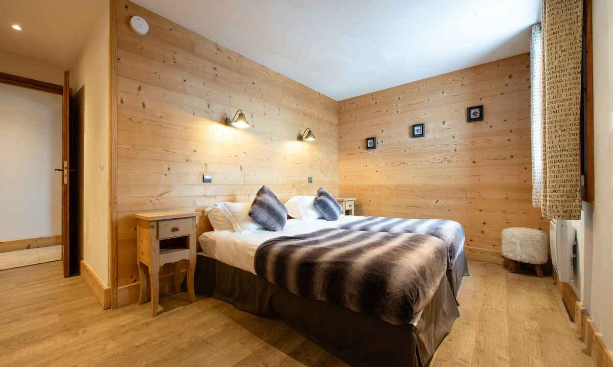A Twin bedroom in Chalet Chloe Val Thorens