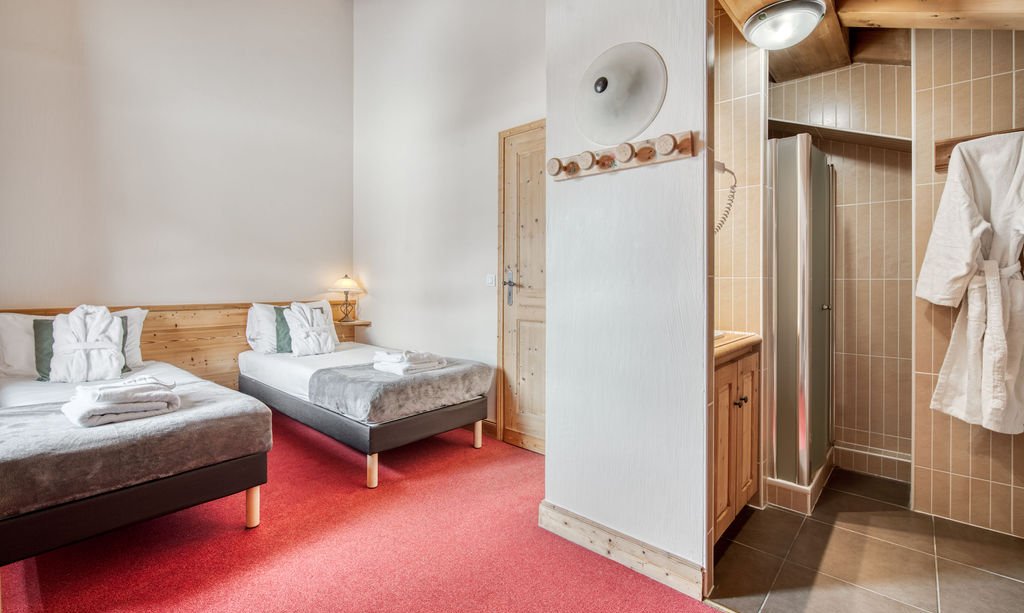A Twin/Double bedroom with ensuite shower room in Chalet Sabot Penthouse Val Thorens