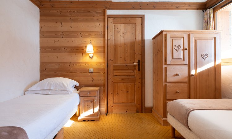 One of the ensuite Twin bedrooms in Chalet Oxalys Meribel