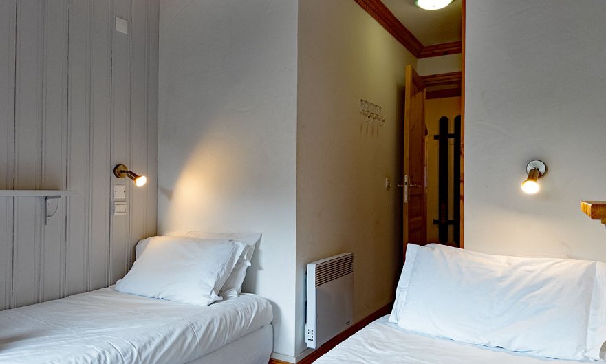 One of the twin bedrooms in Apartment Grand