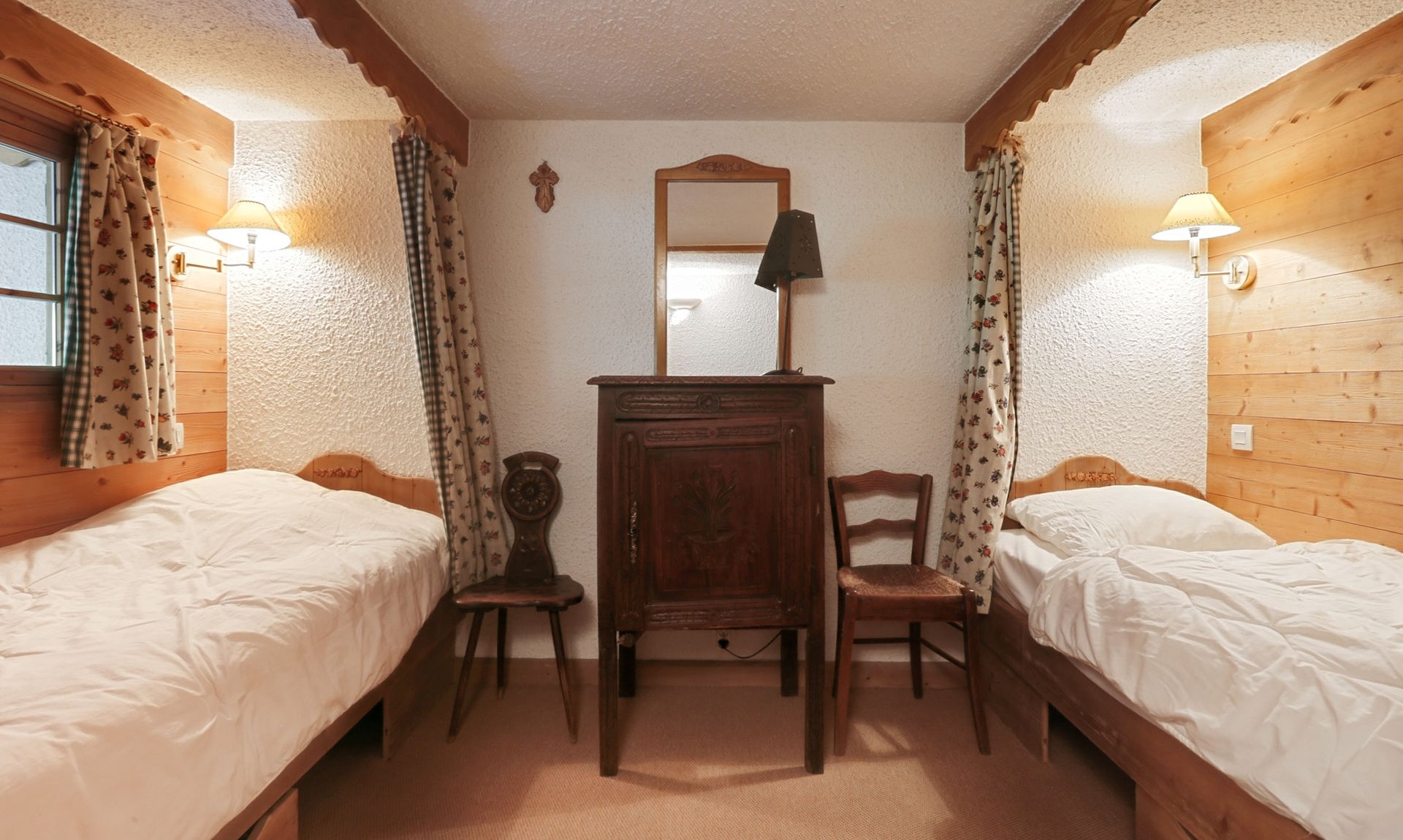 A twin bedroom in Apartment Petaru in Meribel Centre