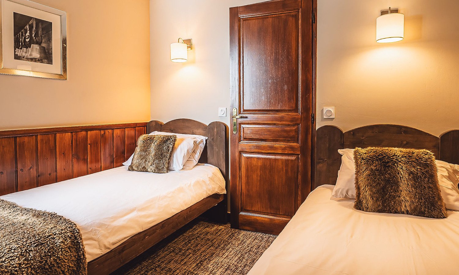 A twin bedroom in Chalet Capricorne in Val Thorens