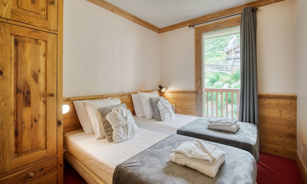 A Twin bedroom in Catered Chalet Petit Sabot in Val Thorens