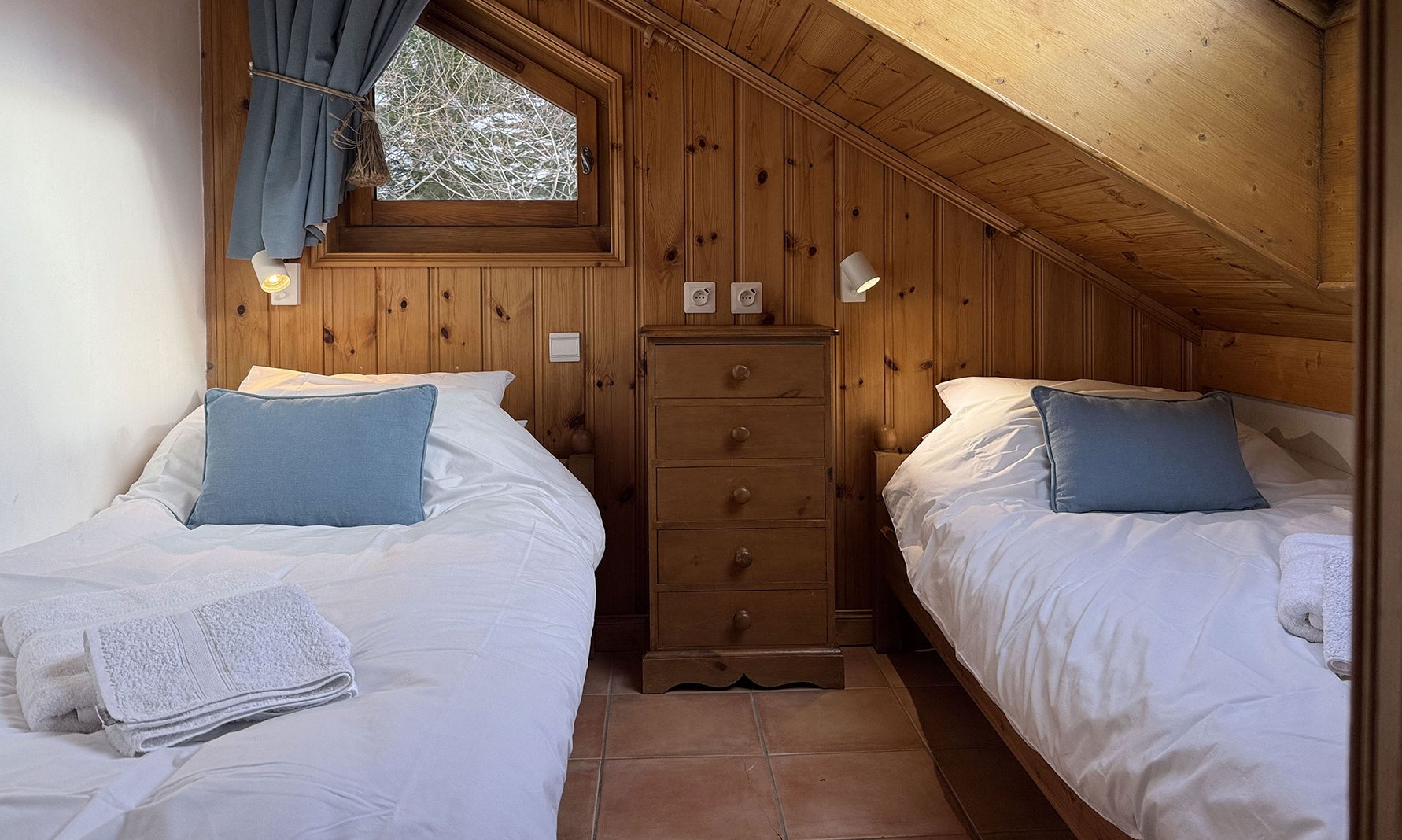 Twin Bedroom in Apartment Jardin in Meribel Morel