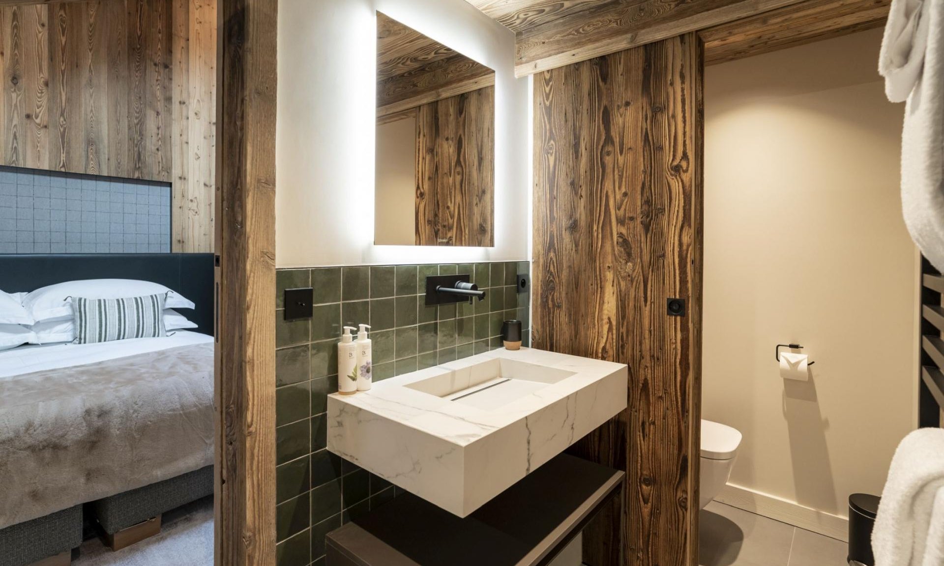 An ensuite bedroom in Penthouse Chalet Apartment Le Cygne in Meribel Centre