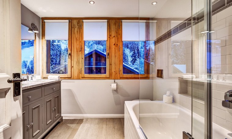 A bathroom in Chalet Pasarale Meribel