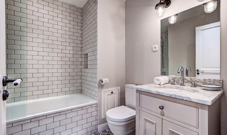 One of the ensuite bathrooms in Chalet Quatre Meules Meribel