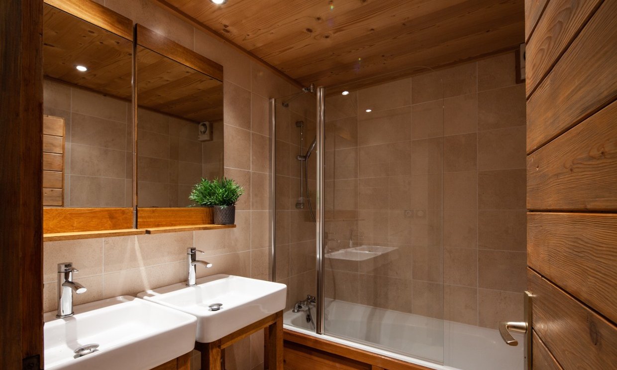 One of the bathrooms in Chalet La Fugue in Meribel