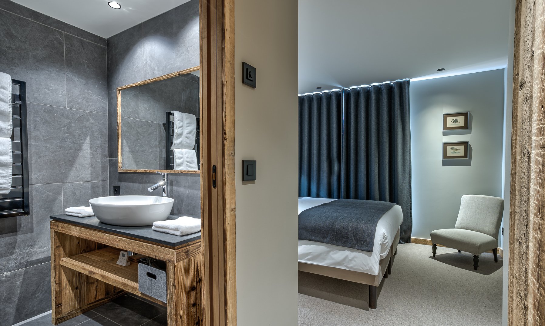 A bedroom with ensuite bathroom in Chalet Bergeronnette Meribel Nantgerel