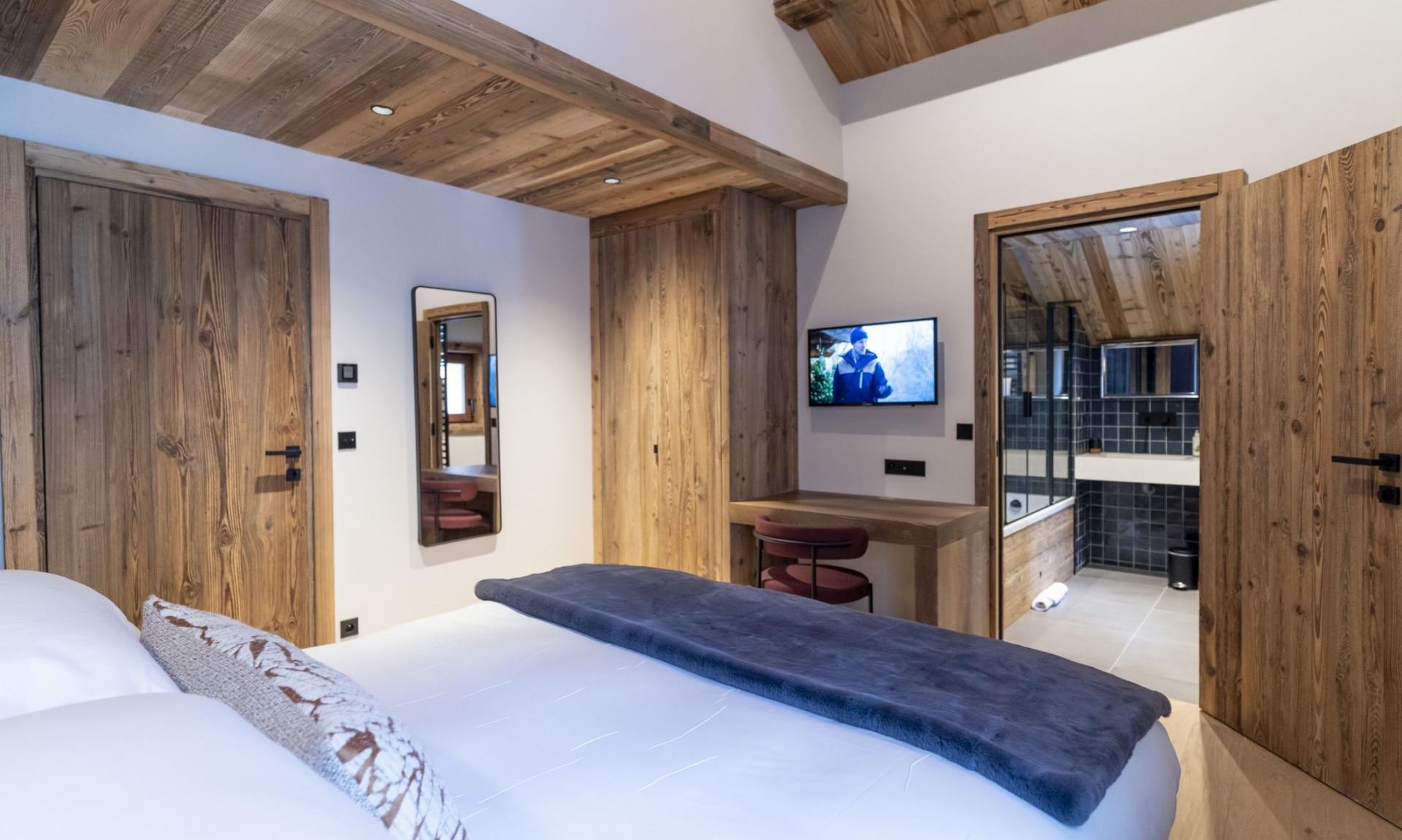 One of the bedrooms with ensuite bathroom in Penthouse Chalet Apartment Le Cygne in Meribel Centre