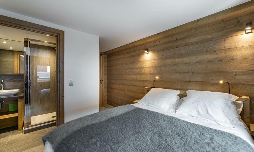 An ensuite bedroom in Apartment Le Glaciers 12 Meribel