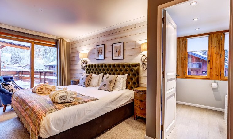 One of the double bedrooms in Chalet Pasarale Meribel