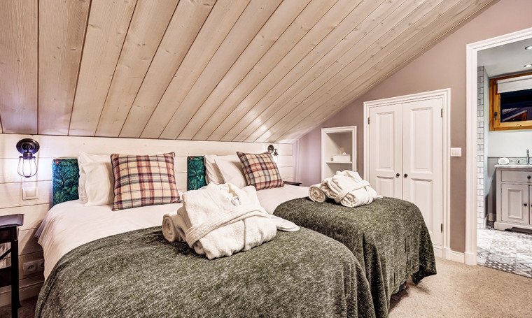 A twin bedroom in Chalet Quatre Meules Meribel