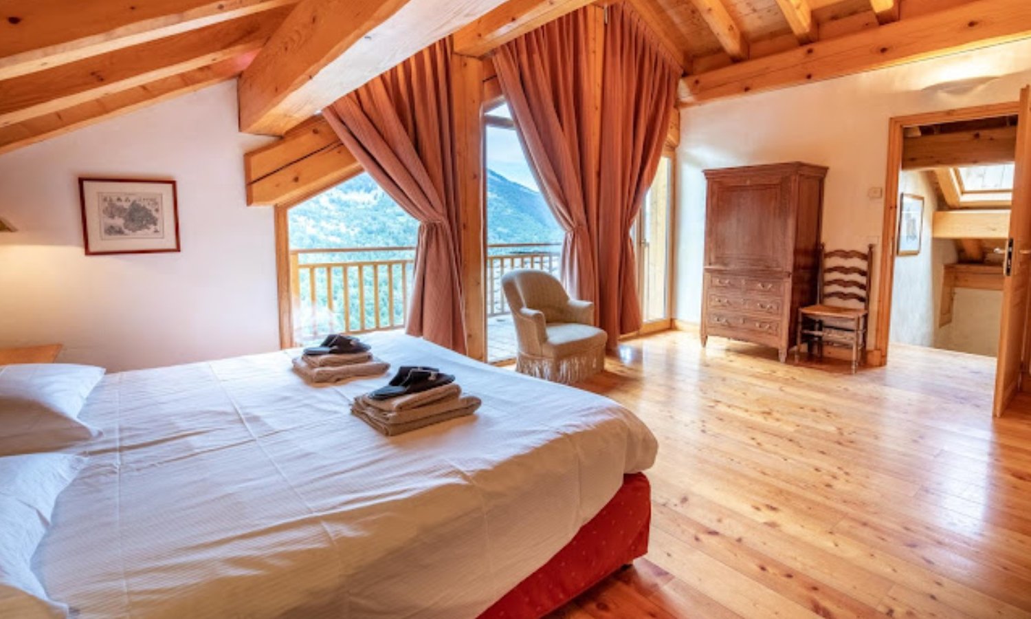 A spacious and comfortable bedroom in Chalet Mira Belum Meribel