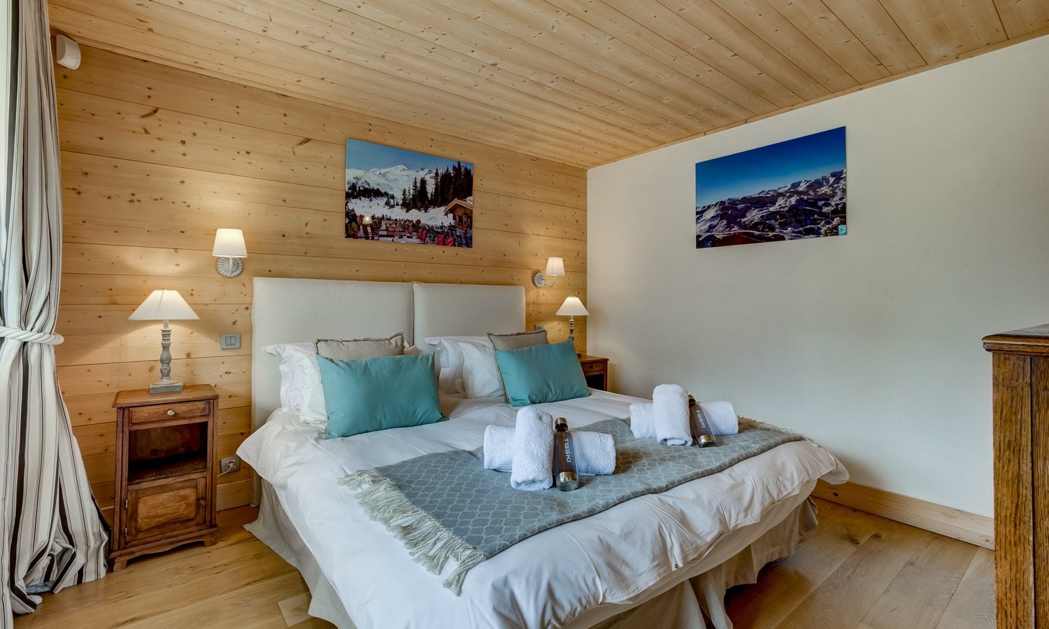 A comfortable bedroom in Chalet La Chouette Meribel