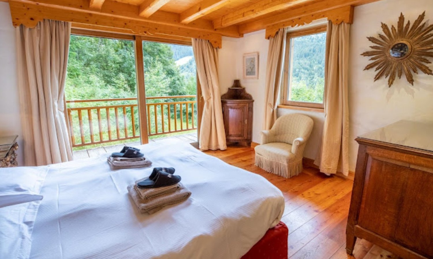 A Spacious bedroom in Chalet Mira Belum Meribel