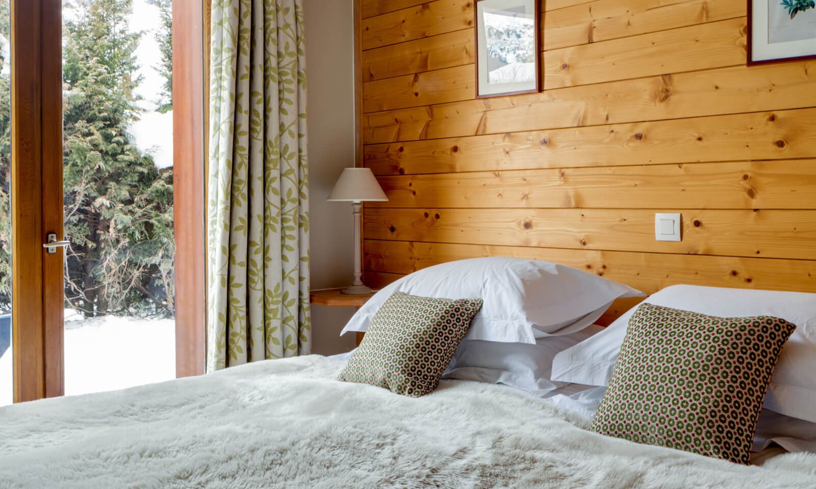 Double bedroom in Chalet Le Yeti Meribel