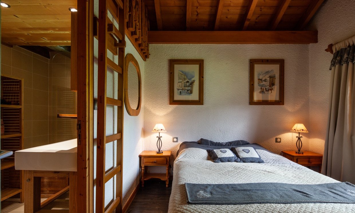 One of the ensuite bedrooms in Chalet La Fugue Meribel