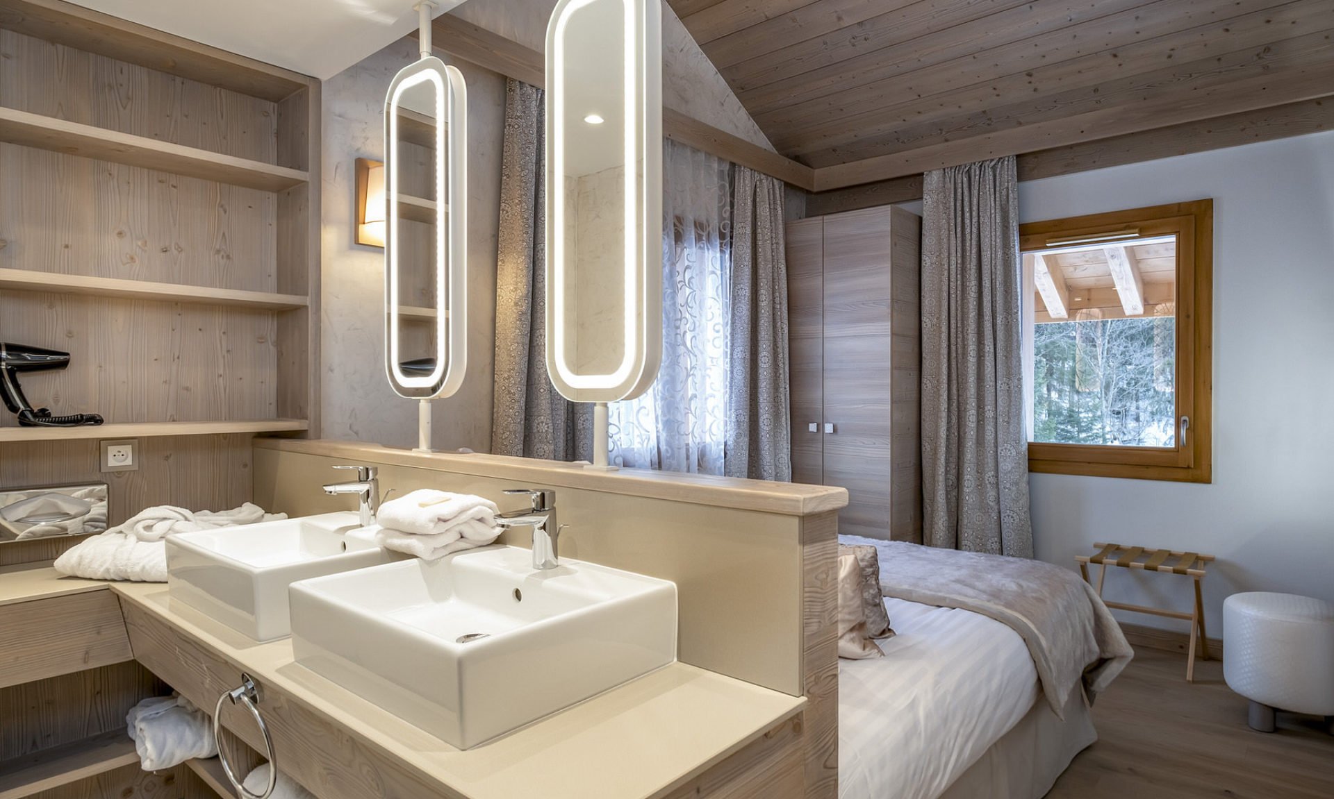 An open plan Bedroom and bathroom in Residence L'Hevana Meribel