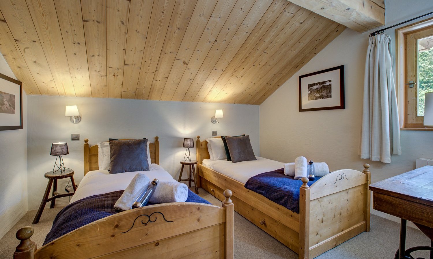 A Twin bedroom in Chalet La Chouette Meribel