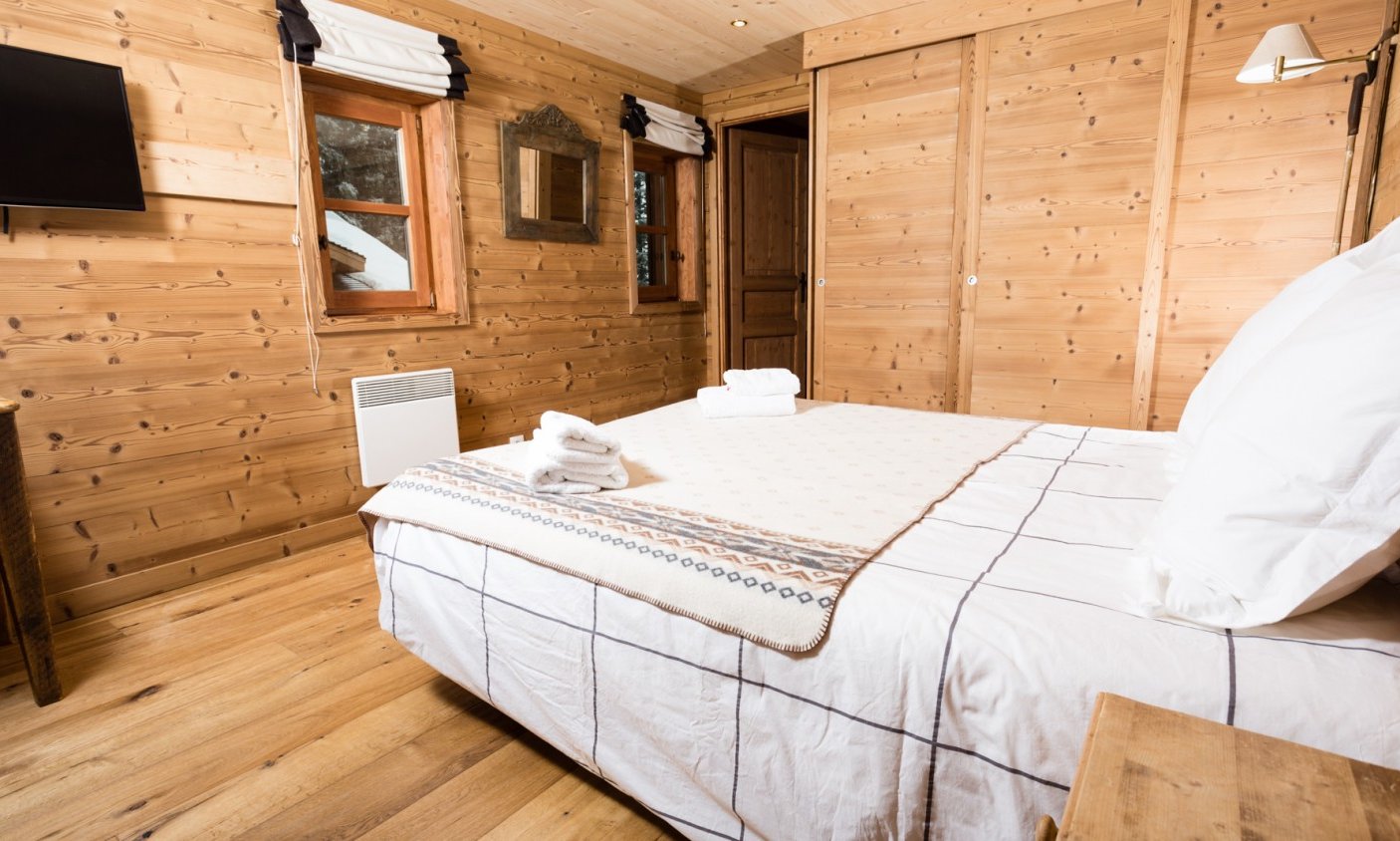 A double bedroom in Chalet Oursons La Tania