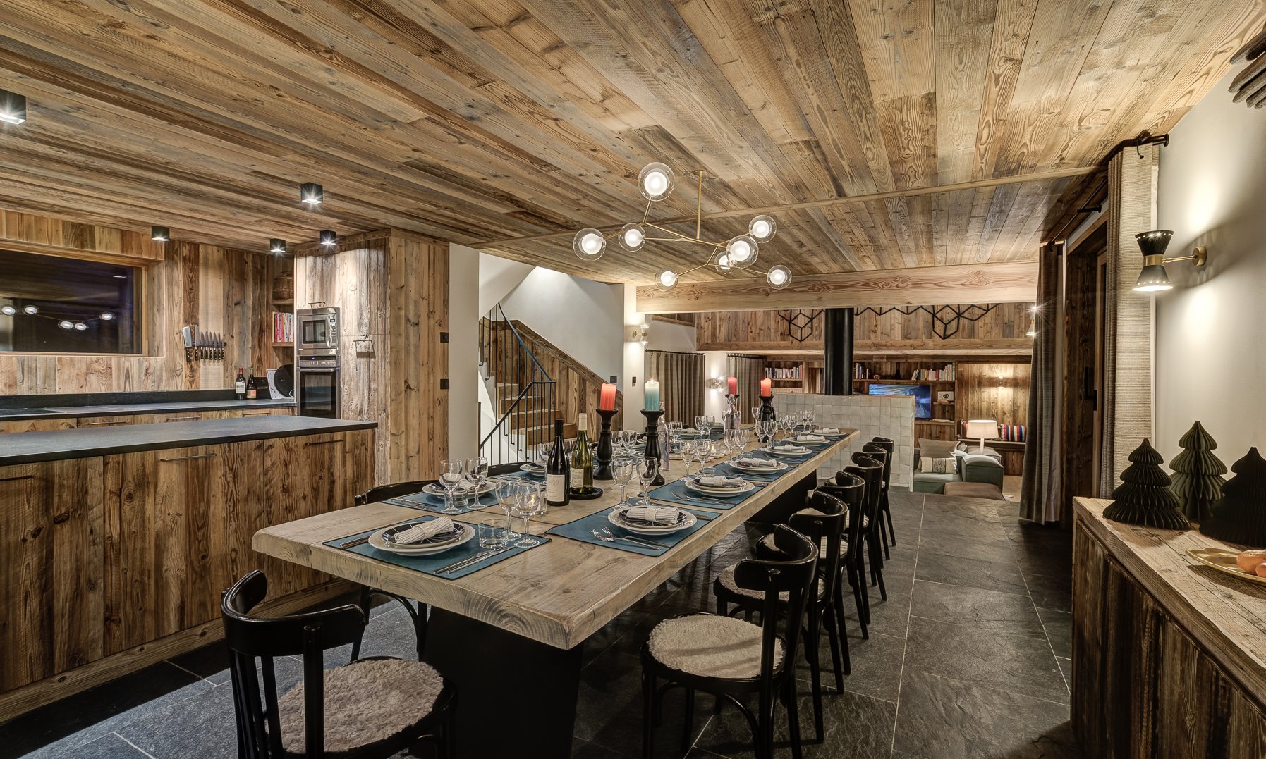 The dining area and Kitchen in Chalet Bergeronnette Meribel Nantgerel